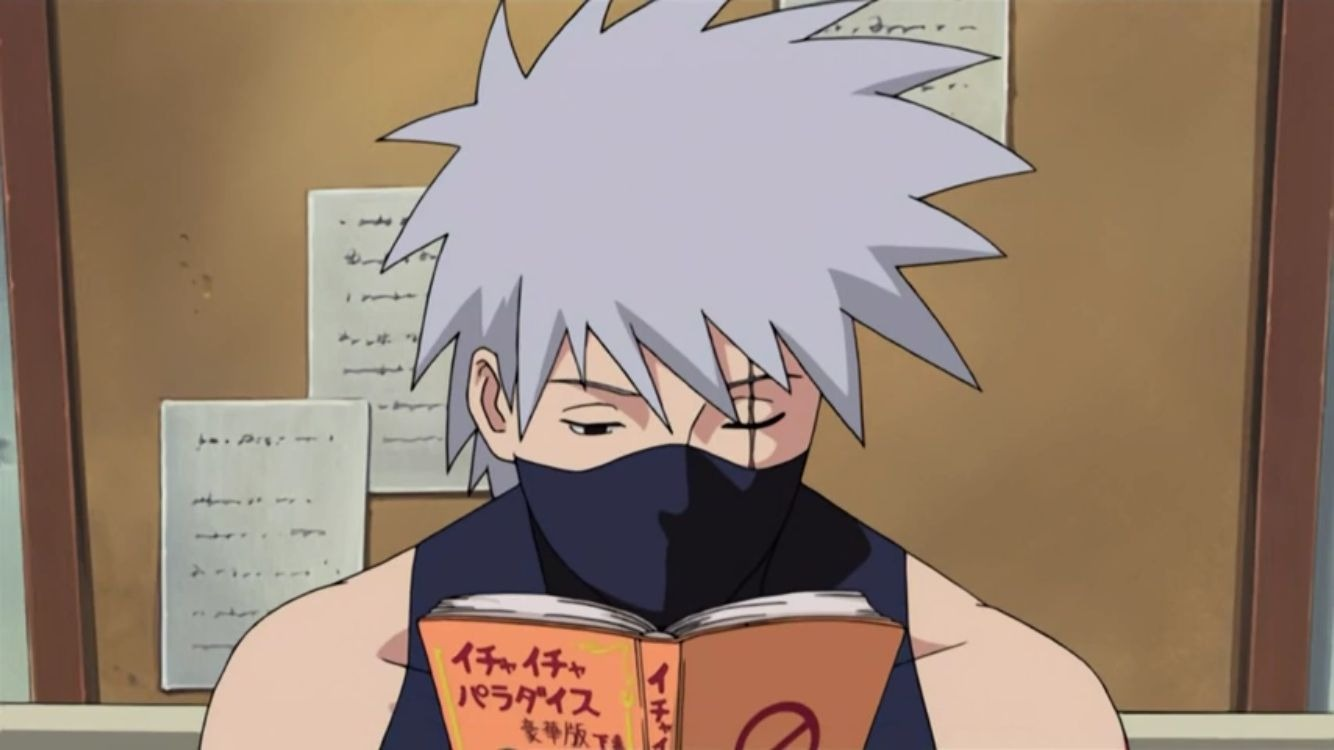 Kakashi Hatake, com máscara no rosto e faixa na testa, segura um livro enquanto observa ao fundo, transmitindo cansaço e serenidade ao mesmo tempo.