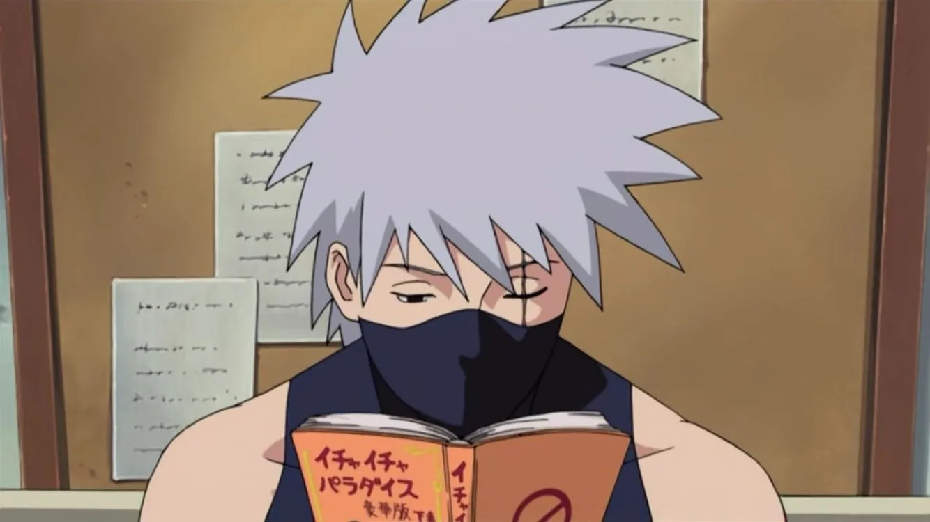 Kakashi Hatake, com máscara no rosto e faixa na testa, segura um livro enquanto observa ao fundo, transmitindo cansaço e serenidade ao mesmo tempo.