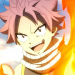 Natsu Dragneel, personagem de Fairy Tail, com expressão determinada e punho à frente, cercado por chamas alaranjadas, pronto para atacar.
