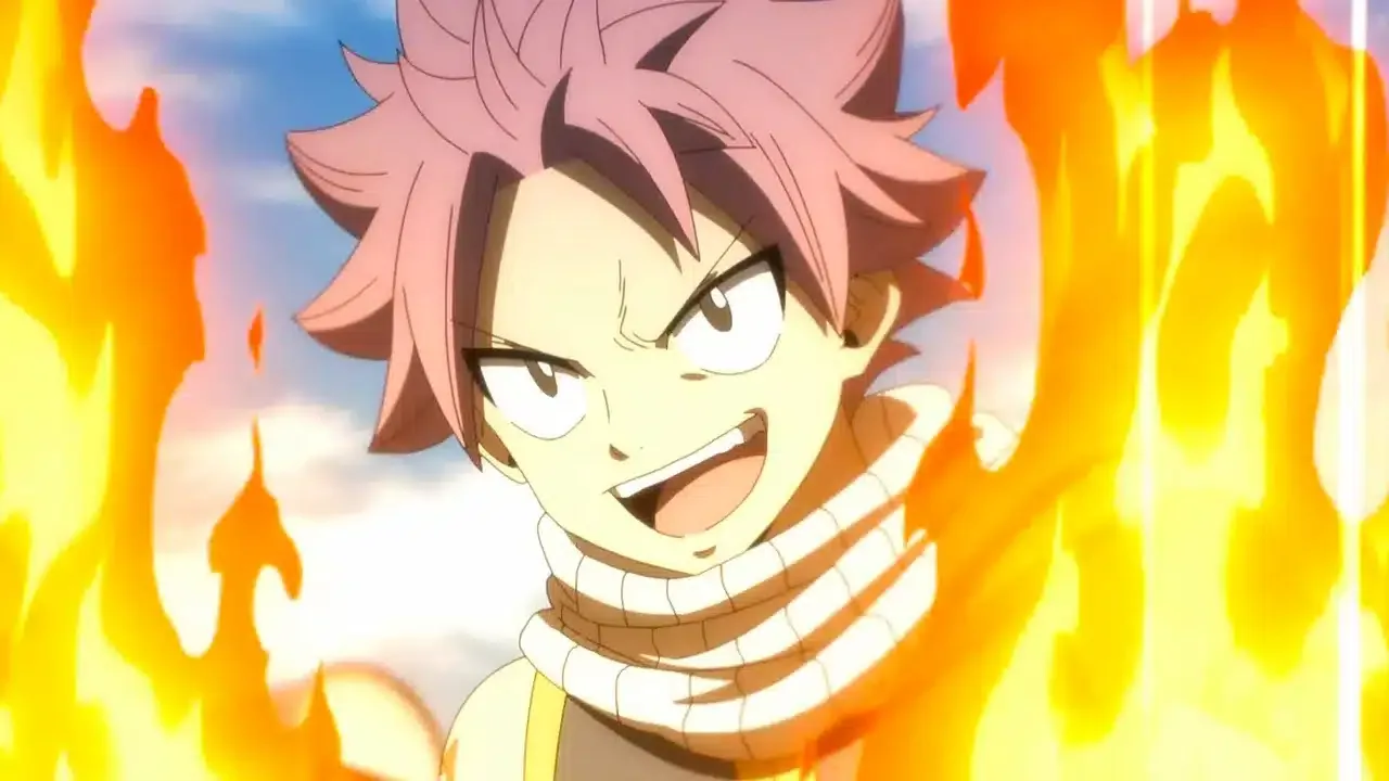 Natsu Dragneel, personagem de Fairy Tail, com expressão determinada e punho à frente, cercado por chamas alaranjadas, pronto para atacar.