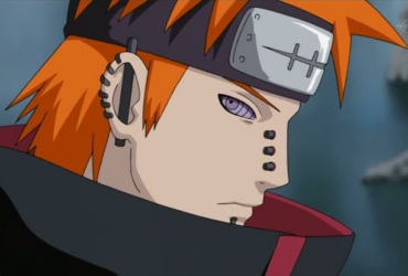 Close do personagem Pain (Nagato), de Naruto Shippuden, com cabelo laranja, olhos roxos e expressão séria, usando bandana com símbolo riscado, em um fundo acinzentado.