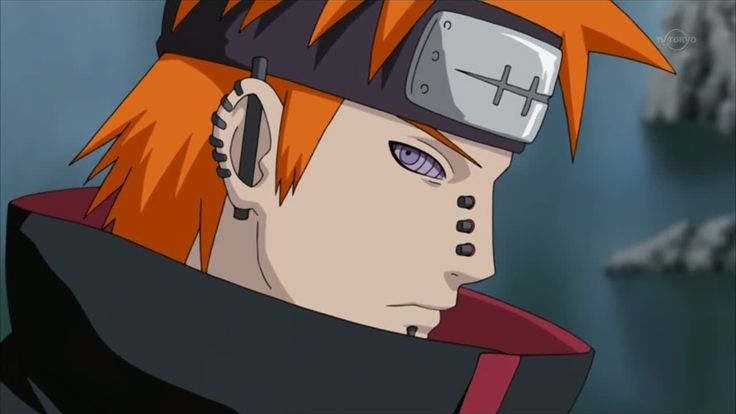 Close do personagem Pain (Nagato), de Naruto Shippuden, com cabelo laranja, olhos roxos e expressão séria, usando bandana com símbolo riscado, em um fundo acinzentado.