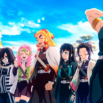 Grupo de Hashiras de Demon Slayer: Kimetsu no Yaiba reunidos ao ar livre em um momento leve, com o céu azul ao fundo; alguns sorriem enquanto outros observam em silêncio, usando seus uniformes e carregando espadas.
