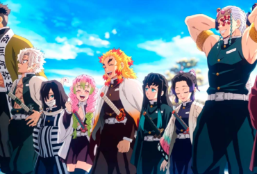 Grupo de Hashiras de Demon Slayer: Kimetsu no Yaiba reunidos ao ar livre em um momento leve, com o céu azul ao fundo; alguns sorriem enquanto outros observam em silêncio, usando seus uniformes e carregando espadas.