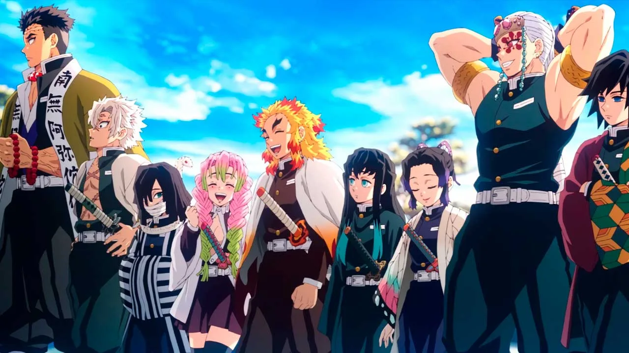 Grupo de Hashiras de Demon Slayer: Kimetsu no Yaiba reunidos ao ar livre em um momento leve, com o céu azul ao fundo; alguns sorriem enquanto outros observam em silêncio, usando seus uniformes e carregando espadas.