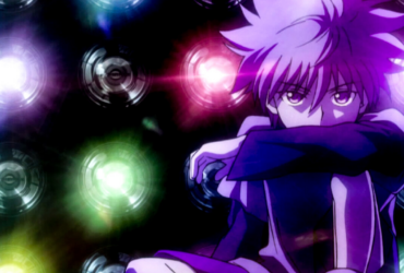 Killua Zoldyck, personagem de Hunter x Hunter com cabelo claro, sentado com os braços apoiados nos joelhos e olhar sério, cercado por luzes circulares coloridas (roxo, verde e vermelho) em um fundo escuro, criando um clima dramático e introspectivo.