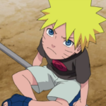 Cena em estilo anime mostrando Naruto criança, de cabelo loiro e olhos azuis, sentado no chão de terra e olhando para cima com expressão séria, ao lado de um poste de madeira com uma barra horizontal, sugerindo um local de treino simples e solitário.