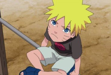 Cena em estilo anime mostrando Naruto criança, de cabelo loiro e olhos azuis, sentado no chão de terra e olhando para cima com expressão séria, ao lado de um poste de madeira com uma barra horizontal, sugerindo um local de treino simples e solitário.