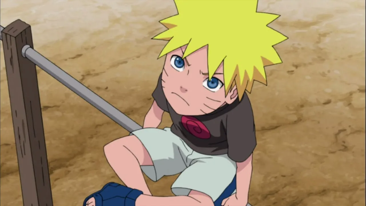 Cena em estilo anime mostrando Naruto criança, de cabelo loiro e olhos azuis, sentado no chão de terra e olhando para cima com expressão séria, ao lado de um poste de madeira com uma barra horizontal, sugerindo um local de treino simples e solitário.