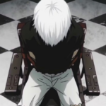 Cena em estilo anime vista de cima mostrando Ken Kaneki, de cabelo branco, sentado em uma cadeira no centro de um piso xadrez preto e branco, com a cabeça abaixada e postura derrotada, sugerindo isolamento e exaustão emocional.