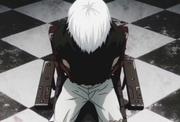 Cena em estilo anime vista de cima mostrando Ken Kaneki, de cabelo branco, sentado em uma cadeira no centro de um piso xadrez preto e branco, com a cabeça abaixada e postura derrotada, sugerindo isolamento e exaustão emocional.