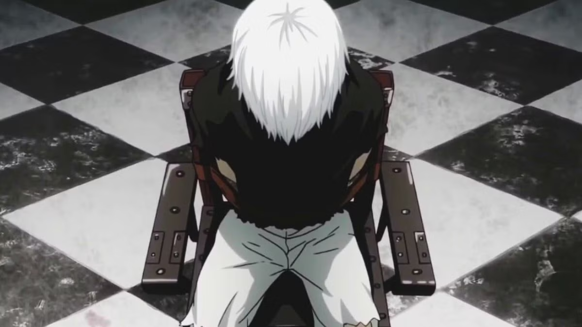 Cena em estilo anime vista de cima mostrando Ken Kaneki, de cabelo branco, sentado em uma cadeira no centro de um piso xadrez preto e branco, com a cabeça abaixada e postura derrotada, sugerindo isolamento e exaustão emocional.