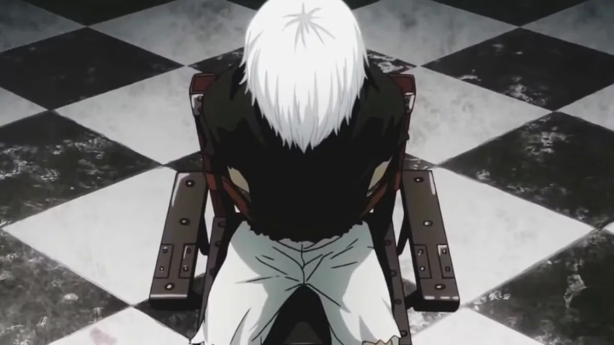 Cena em estilo anime vista de cima mostrando Ken Kaneki, de cabelo branco, sentado em uma cadeira no centro de um piso xadrez preto e branco, com a cabeça abaixada e postura derrotada, sugerindo isolamento e exaustão emocional.