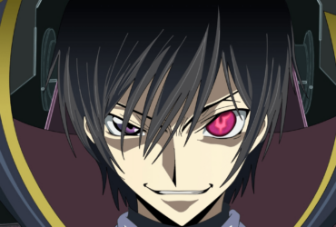 Close no rosto de Lelouch Lamperouge, de Code Geass, com um olho brilhando em tom rosa/roxo e um sorriso confiante, em um fundo escuro que reforça o clima de tensão e controle.