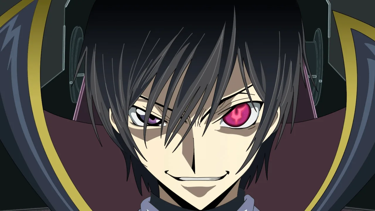 Close no rosto de Lelouch Lamperouge, de Code Geass, com um olho brilhando em tom rosa/roxo e um sorriso confiante, em um fundo escuro que reforça o clima de tensão e controle.