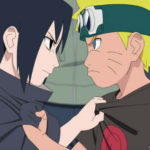 Naruto e Sasuke crianças se encaram bem de perto; Sasuke segura a camisa de Naruto pelo peito, em um momento de tensão que mistura rivalidade e laço de amizade.