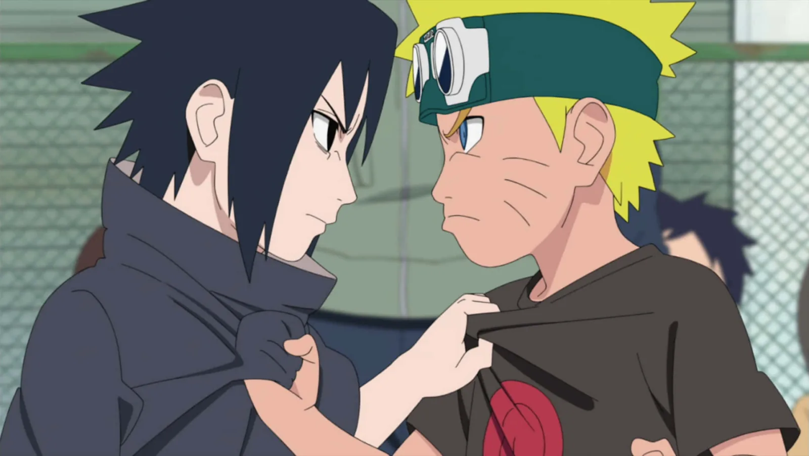 Naruto e Sasuke crianças se encaram bem de perto; Sasuke segura a camisa de Naruto pelo peito, em um momento de tensão que mistura rivalidade e laço de amizade.