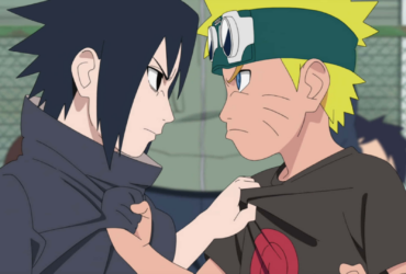 Naruto e Sasuke crianças se encaram bem de perto; Sasuke segura a camisa de Naruto pelo peito, em um momento de tensão que mistura rivalidade e laço de amizade.