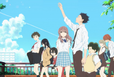 Grupo de adolescentes de anime em uma ponte sob um céu azul com nuvens; um garoto de camisa branca estende a mão para o alto enquanto outros colegas caminham ao lado, sugerindo amizade, reparação e recomeço emocional.