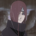 Personagem Pain (Naruto) com manto escuro e cabelo avermelhado, em close, sob chuva forte e céu cinzento ao fundo, com expressão séria e olhar marcante.