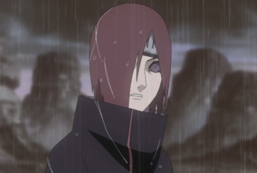 Personagem Pain (Naruto) com manto escuro e cabelo avermelhado, em close, sob chuva forte e céu cinzento ao fundo, com expressão séria e olhar marcante.