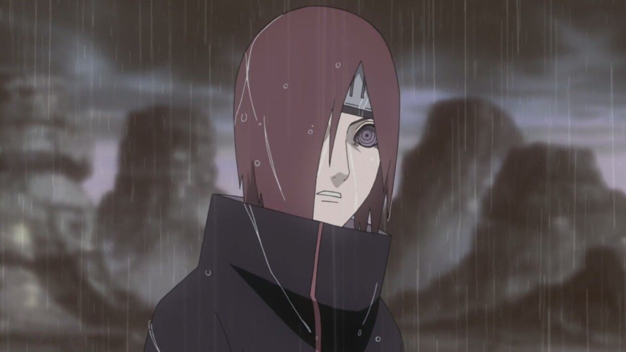 Personagem Pain (Naruto) com manto escuro e cabelo avermelhado, em close, sob chuva forte e céu cinzento ao fundo, com expressão séria e olhar marcante.