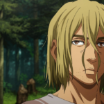 Thorfinn (Vinland Saga) em close, com cabelo loiro comprido e expressão cansada e reflexiva, em uma floresta ao fundo.