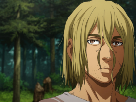 Thorfinn (Vinland Saga) em close, com cabelo loiro comprido e expressão cansada e reflexiva, em uma floresta ao fundo.
