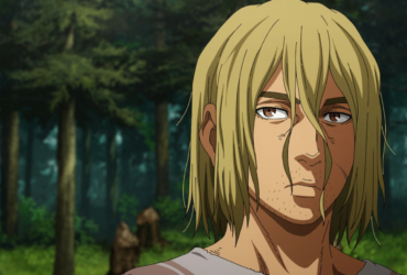 Thorfinn (Vinland Saga) em close, com cabelo loiro comprido e expressão cansada e reflexiva, em uma floresta ao fundo.