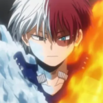 Imagem do personagem Shoto Todoroki, de My Hero Academia, em close, com metade do rosto coberta por gelo e a outra metade envolta em chamas, expressão séria e contida, sugerindo conflito interno e repressão emocional.