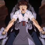 Shinji Ikari, adolescente de camisa branca, aparece no centro da imagem dentro do cockpit do robô Evangelion, com os braços estendidos e a boca aberta em um grito. Ao fundo e ao redor, partes mecânicas do EVA e um cenário escuro sugerem tensão, medo e colapso emocional.