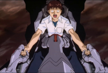 Shinji Ikari, adolescente de camisa branca, aparece no centro da imagem dentro do cockpit do robô Evangelion, com os braços estendidos e a boca aberta em um grito. Ao fundo e ao redor, partes mecânicas do EVA e um cenário escuro sugerem tensão, medo e colapso emocional.