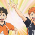 Imagem em estilo anime de dois jogadores de vôlei do Haikyuu!! comemorando com os braços erguidos: Hinata Shoyo, de cabelo laranja, e Yu Nishinoya, de cabelo preto. Ambos usam uniforme esportivo e estão sorrindo em fundo vibrante.