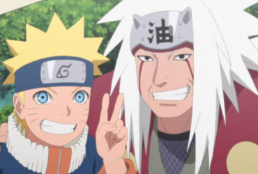 Naruto Uzumaki ao lado de Jiraiya, ambos sorrindo para a câmera; Jiraiya faz sinal de paz com os dedos e Naruto usa a bandana da Vila da Folha.