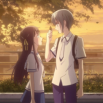 Cena de Fruits Basket ao entardecer: dois estudantes de uniforme, um rapaz de cabelo claro e uma garota de cabelo longo escuro, se encaram em uma rua arborizada com luz dourada; o rapaz segura uma folha entre os dedos, como um gesto delicado de aproximação.