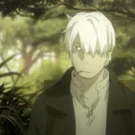 Personagem de anime de cabelo branco em primeiro plano, com expressão séria e olhar distante, em um cenário de floresta verde desfocado ao fundo, transmitindo uma sensação de silêncio e contemplação.