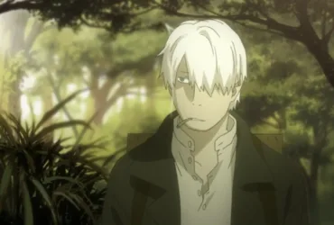 Personagem de anime de cabelo branco em primeiro plano, com expressão séria e olhar distante, em um cenário de floresta verde desfocado ao fundo, transmitindo uma sensação de silêncio e contemplação.