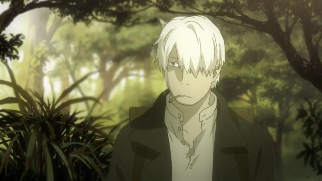 Personagem de anime de cabelo branco em primeiro plano, com expressão séria e olhar distante, em um cenário de floresta verde desfocado ao fundo, transmitindo uma sensação de silêncio e contemplação.
