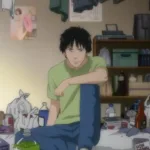 Tatsuhiro Satou, de Welcome to the NHK, sentado no chão de um quarto desorganizado com sacolas e garrafas ao redor, olhando para a frente com expressão tensa, sugerindo isolamento social e ansiedade.
