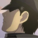 Roy Mustang, de Fullmetal Alchemist: Brotherhood, visto de perfil usando uniforme militar e boné, com o olhar voltado para cima e expressão contida, prestes a chorar durante o funeral de Maes Hughes, em uma cena de céu claro.