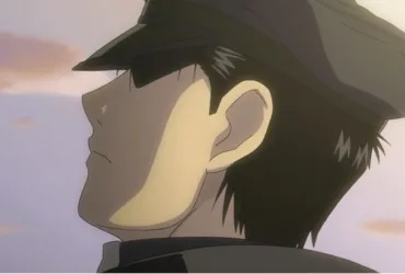 Roy Mustang, de Fullmetal Alchemist: Brotherhood, visto de perfil usando uniforme militar e boné, com o olhar voltado para cima e expressão contida, prestes a chorar durante o funeral de Maes Hughes, em uma cena de céu claro.