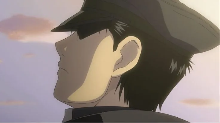 Roy Mustang, de Fullmetal Alchemist: Brotherhood, visto de perfil usando uniforme militar e boné, com o olhar voltado para cima e expressão contida, prestes a chorar durante o funeral de Maes Hughes, em uma cena de céu claro.