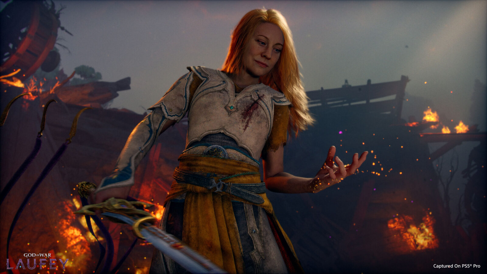 Faye em God of War Laufey segurando uma espada em cenário de batalha.