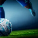 Imagem promocional de UFL com bola de futebol no gramado.