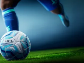 Imagem promocional de UFL com bola de futebol no gramado.