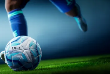 Imagem promocional de UFL com bola de futebol no gramado.