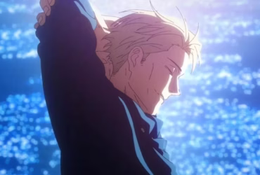 Personagem Nanami Kento, de Jujutsu Kaisen, em pé e pensativo em um ambiente interno iluminado, usando camisa social azul e óculos escuros, com expressão séria e postura contida.