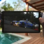 Dispositivo PlayStation Portal com imagem de jogo na tela