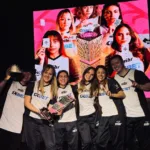 Equipe MIBR comemorando o título mundial de CS2 no FERJEE Rainhas do Clutch 2026
