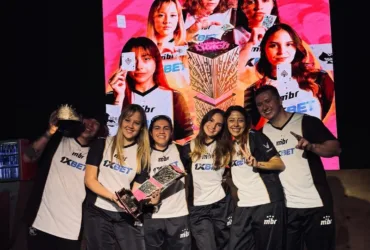 Equipe MIBR comemorando o título mundial de CS2 no FERJEE Rainhas do Clutch 2026